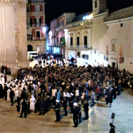 Coperte ai balconi e fiori per il Corpus Domini a Martina Franca